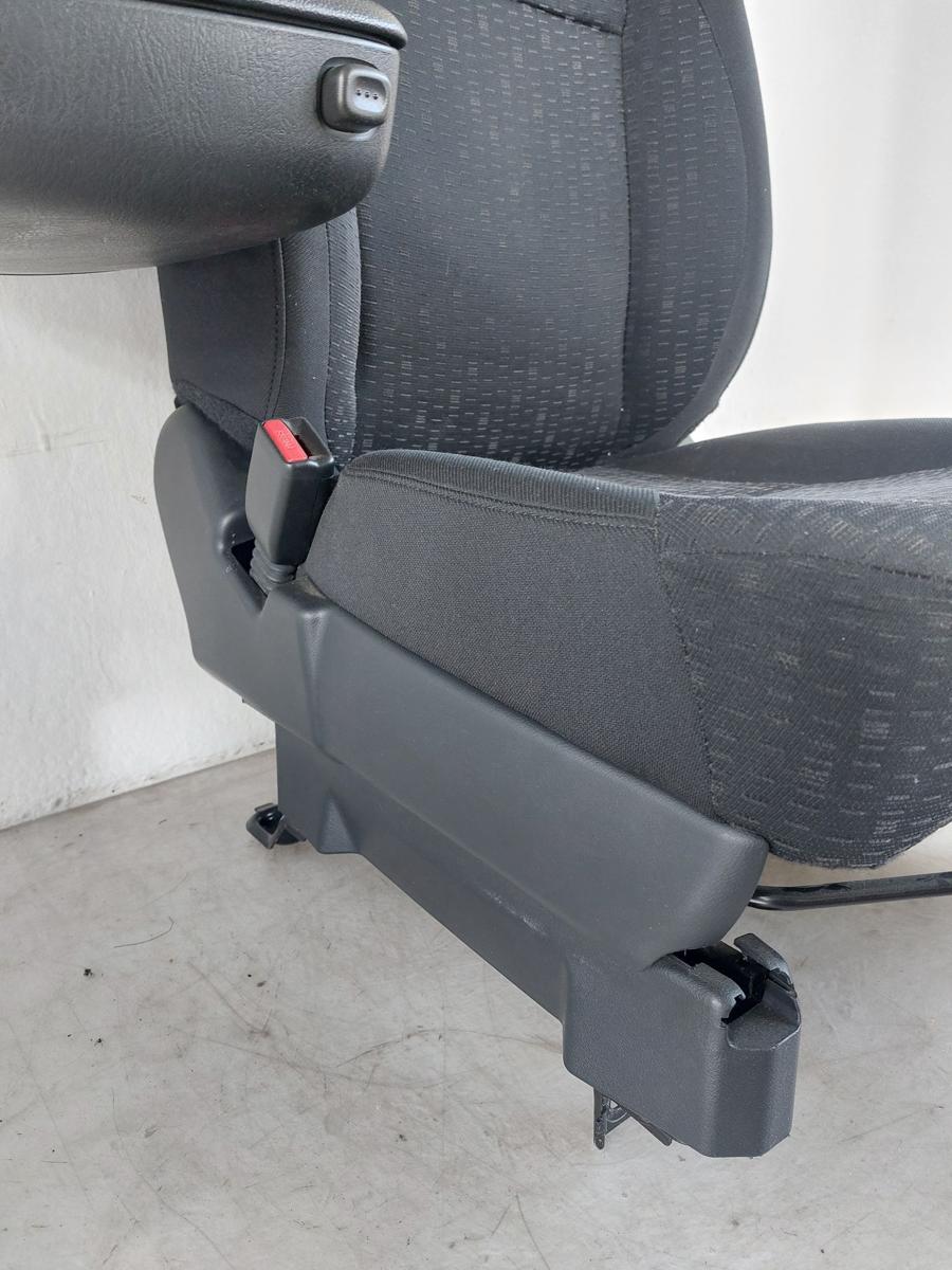 Honda CR-V RD8 Sitz vorn links Fahrersitz Stoff mit abnehmbarer Mittelarmlehne