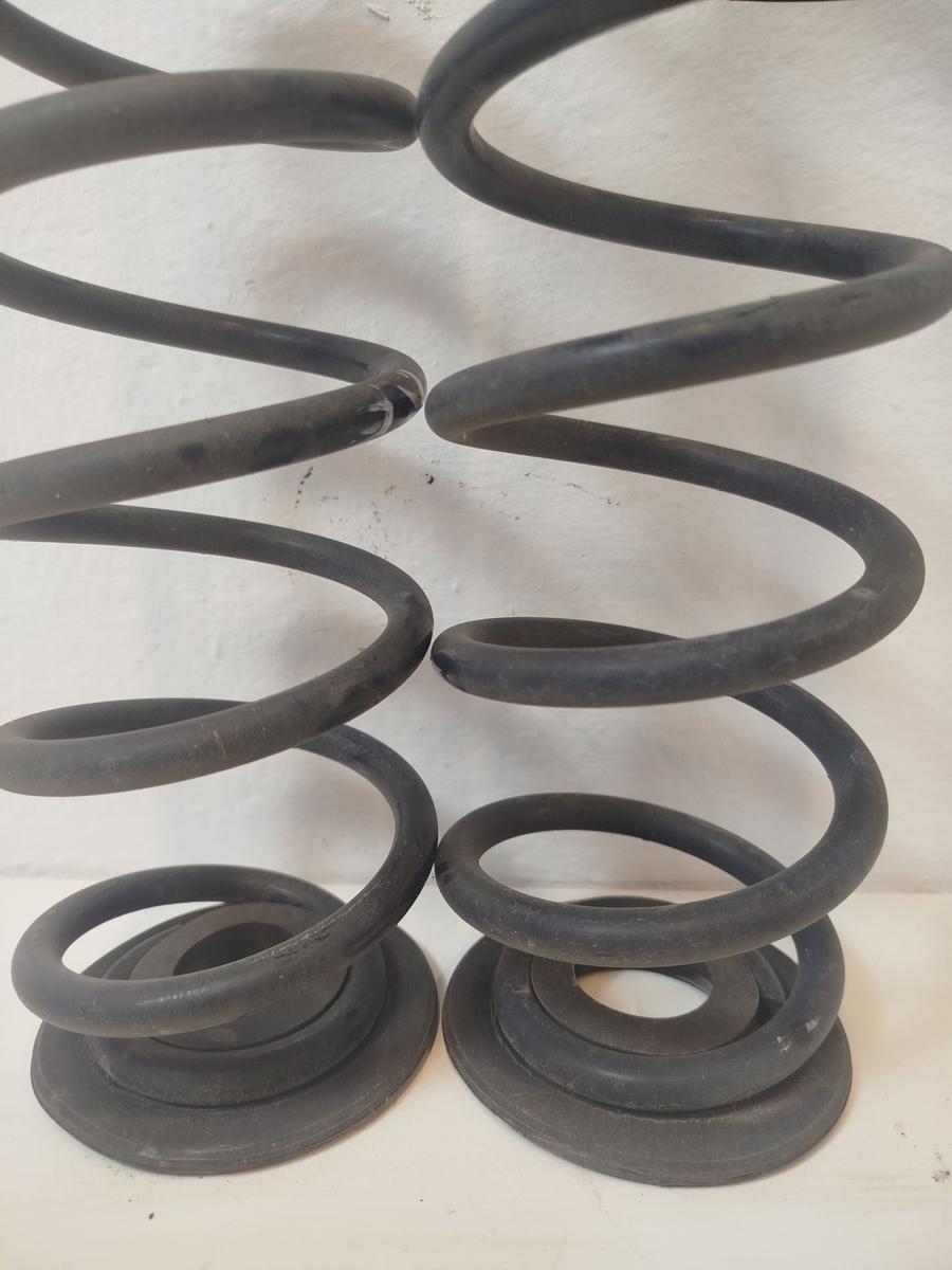 VW Golf Sportsvan AUV ab17 Satz Hinterachsfedern Federn hinten Schraubenfedern