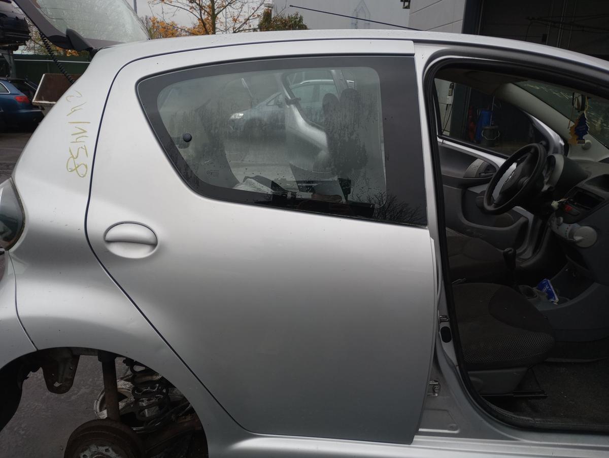 Toyota Aygo orig Tür hinten rechts Fond Beifahrerseite 1E7 Merlansilber Bj 2009