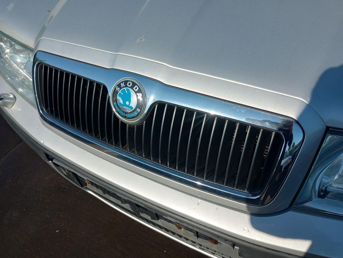 Skoda Octavia 1U orig Kühlergrill Frontgrill Emblem LF7T Silber Bj 2003