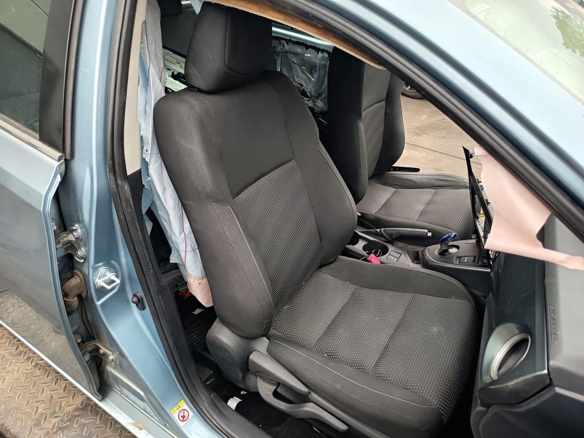 Toyota Auris E18 Beifahrersitz vorn rechts Stoff schwarz/anthrazit Bj 2013