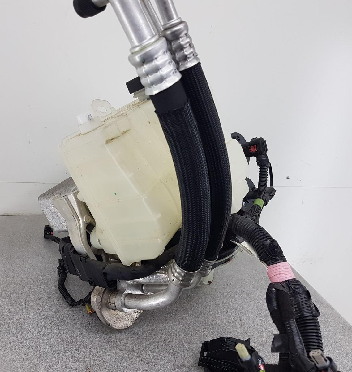Tesla Model Y W&auml;rmetauscher Bj2022 1625000-A1-B Super Manifold
