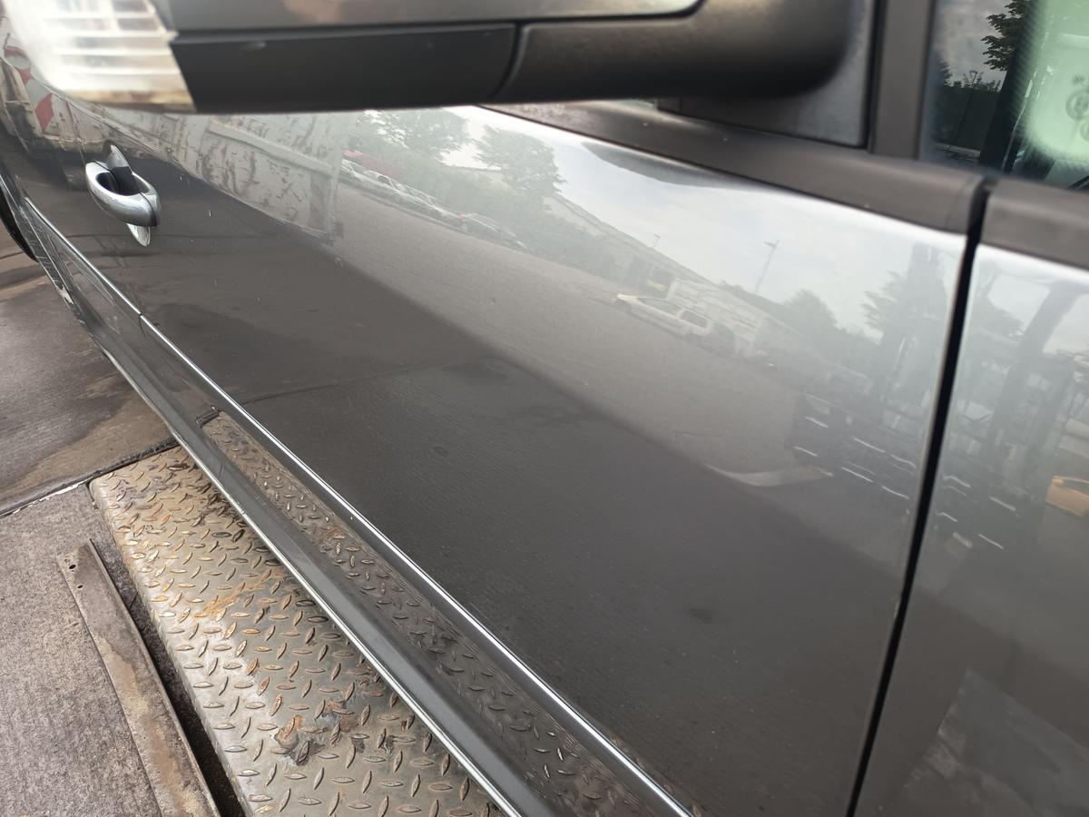 VW Touran 1T original T&uuml;r vorn rechts Beifahrer Rohbau D7X Platingrau Bj 2006