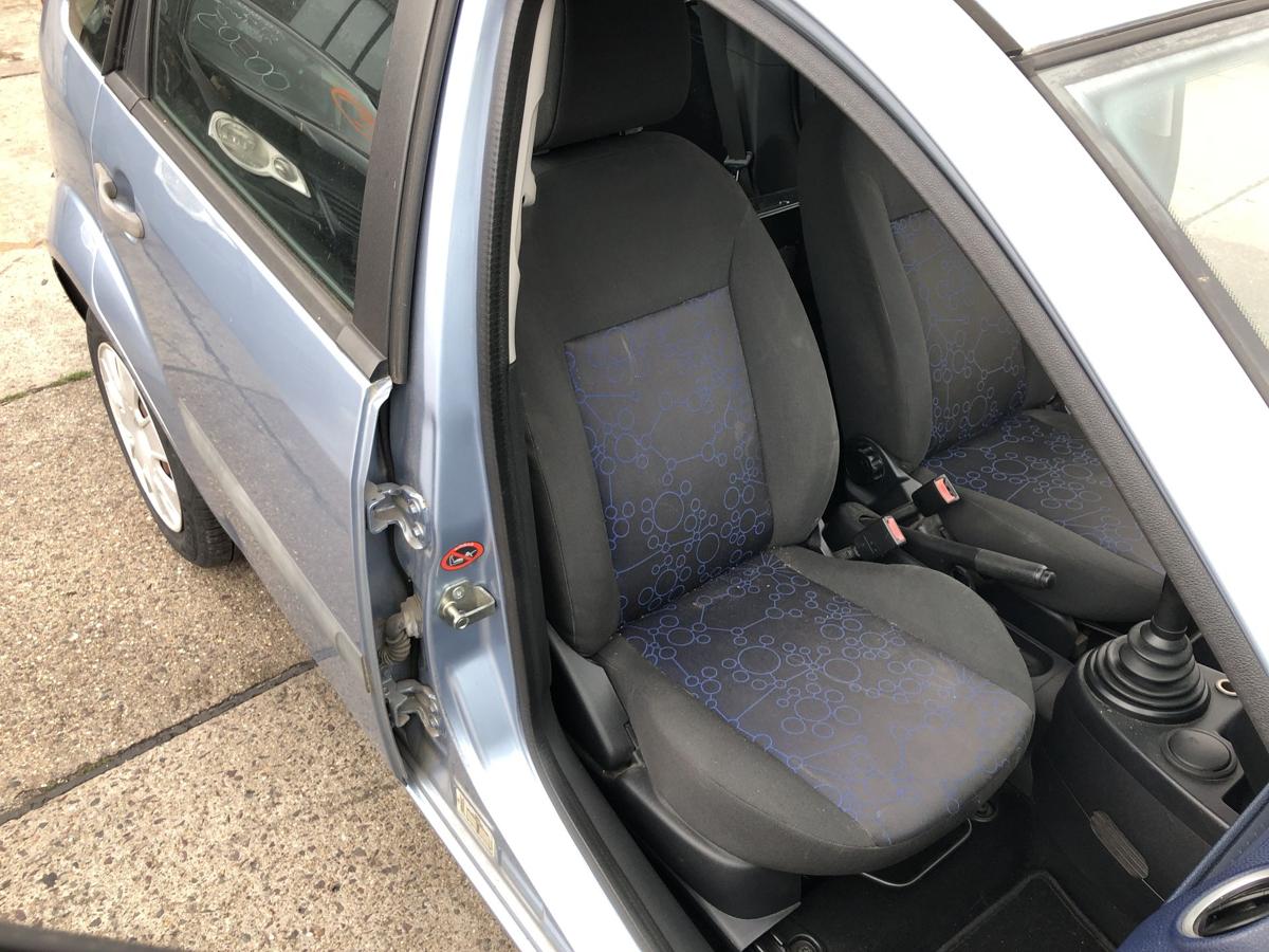 Ford Fiesta JD JH ab05 Sitz vorn rechts Beifahrersitz Stoff ohne Heizung 5 t&uuml;r