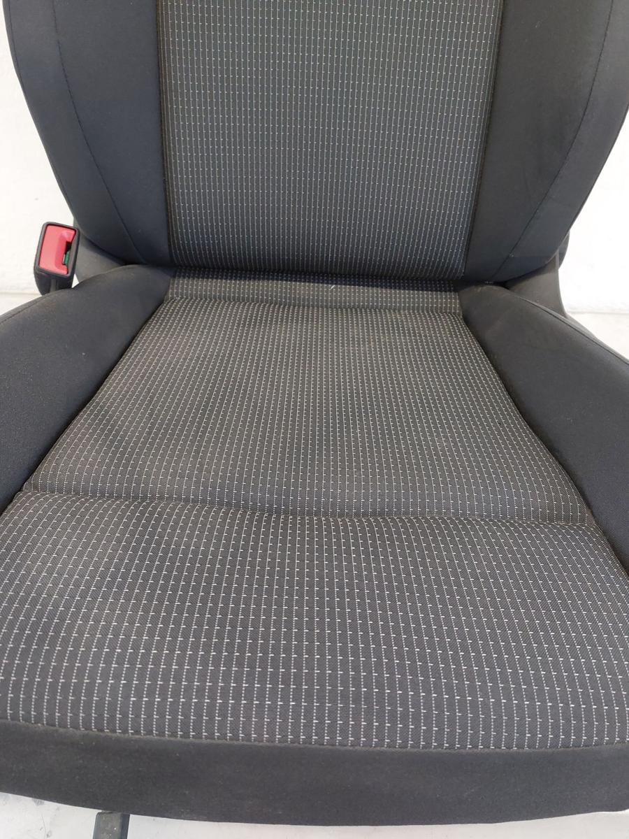 VW Golf 8 VIII CD Variant Sitz vorn links Fahrersitz Stoff heizbar Stoffsitz