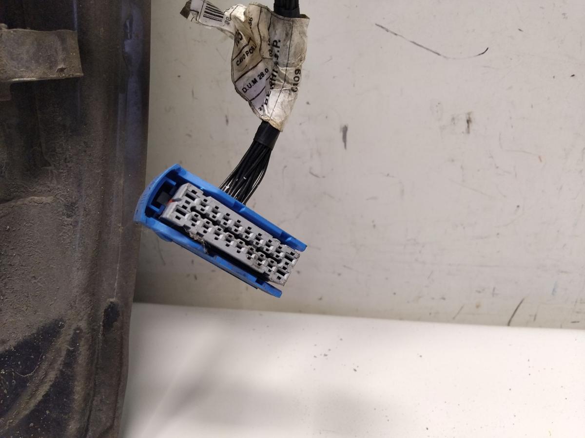 Ford Ka 2 RU8 T&uuml;r links Fahrert&uuml;r auberginemetallic Bj.2009