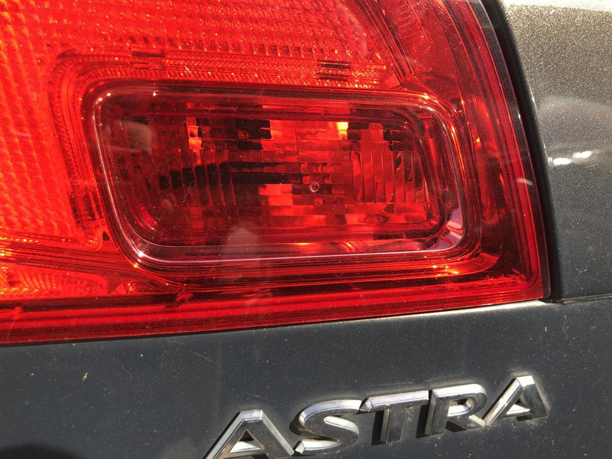 Opel Astra J Caravan R&uuml;ckleuchte innen links Heckklappenteil R&uuml;cklicht