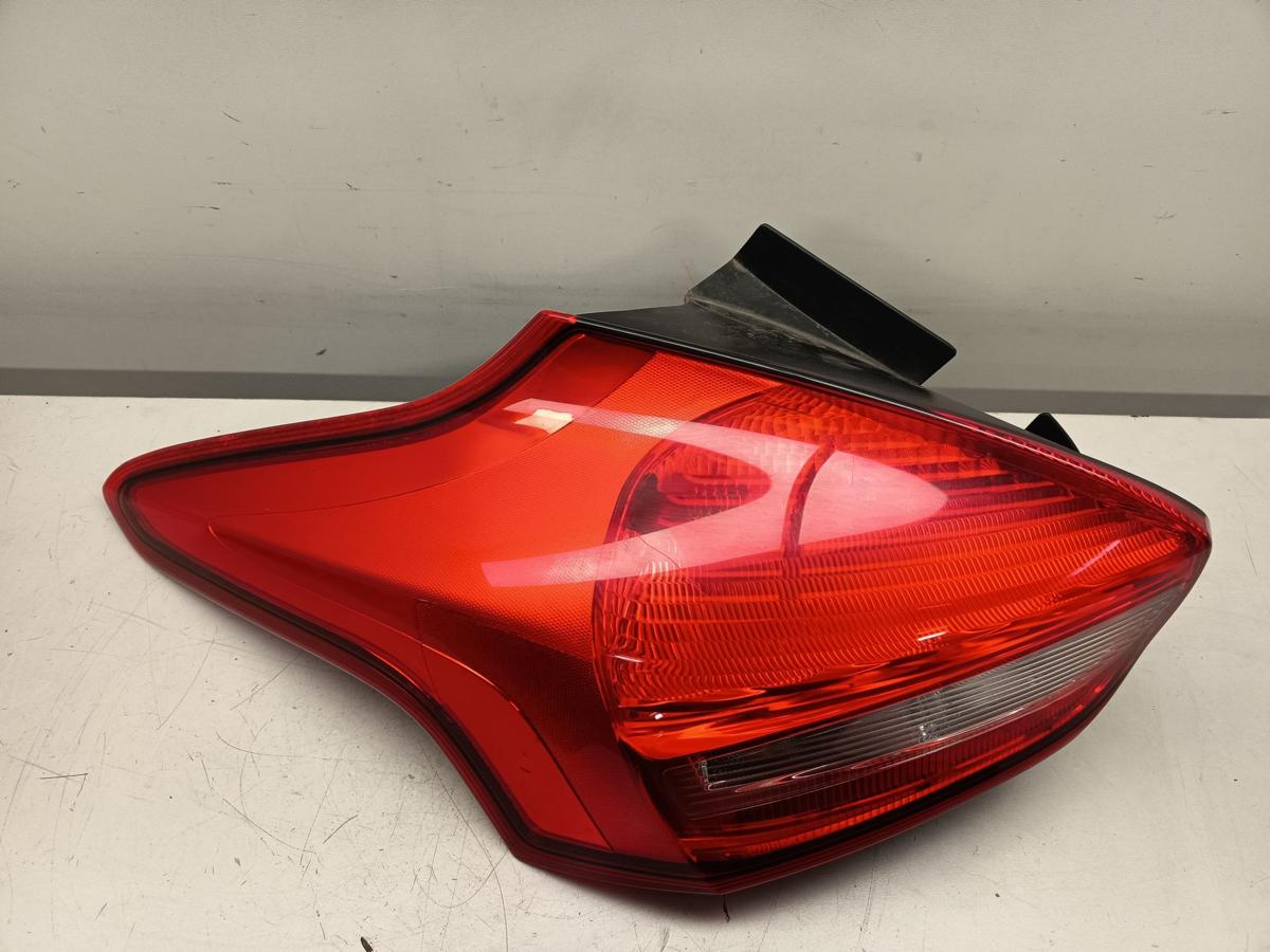 Ford Focus III Limo original Rückleuchte links LED Facelift Baujahr 2015