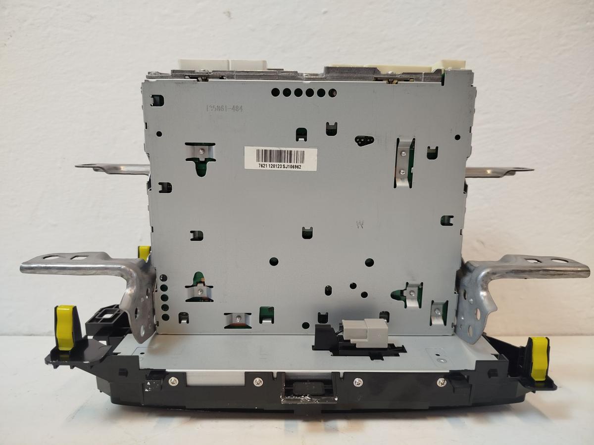 Toyota Yaris XP13 Autoradio Radio mit Navigationssystem Multimediaeinheit