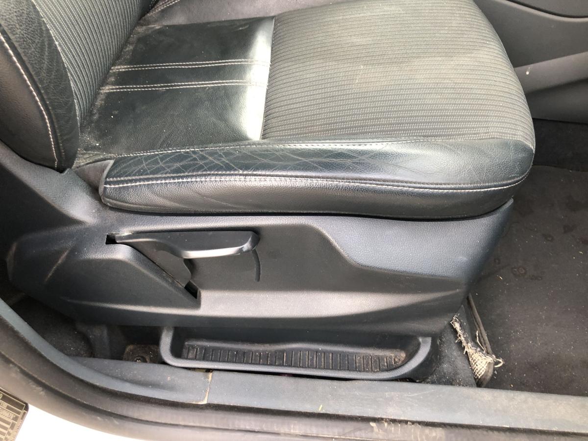 Ford C-Max CB7 Sitz vorn rechts Beifahrersitz Teilleder mit Stoff Heizung