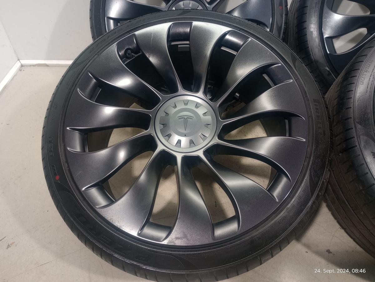 Tesla Model Y orig Alufelgen Satz 10,5x21 ET48 Sommerreifen 275/35R21 DOT 3721