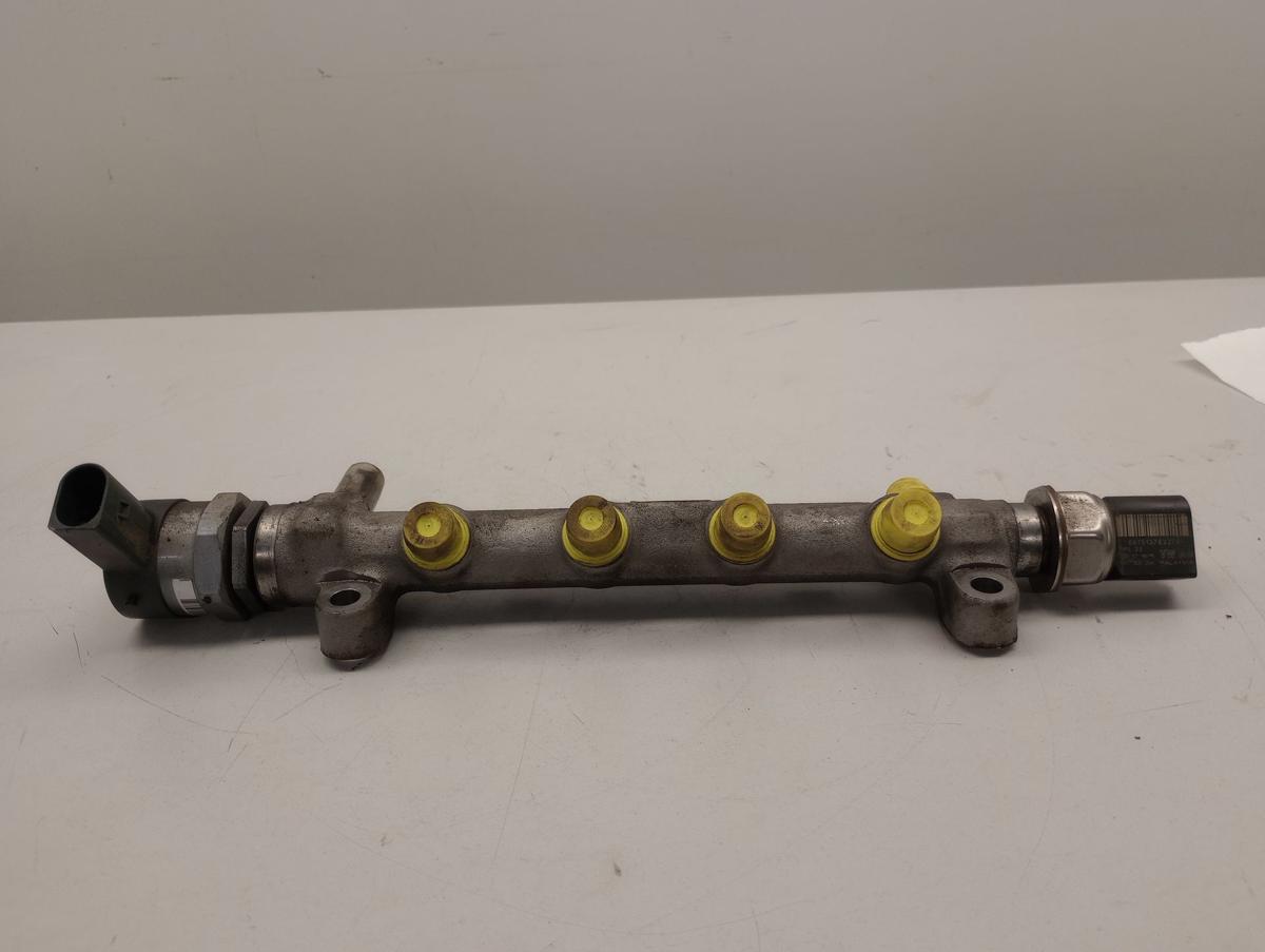 VW Golf VII orig Kraftstoffverteiler Rail 04L089D Bj 2015