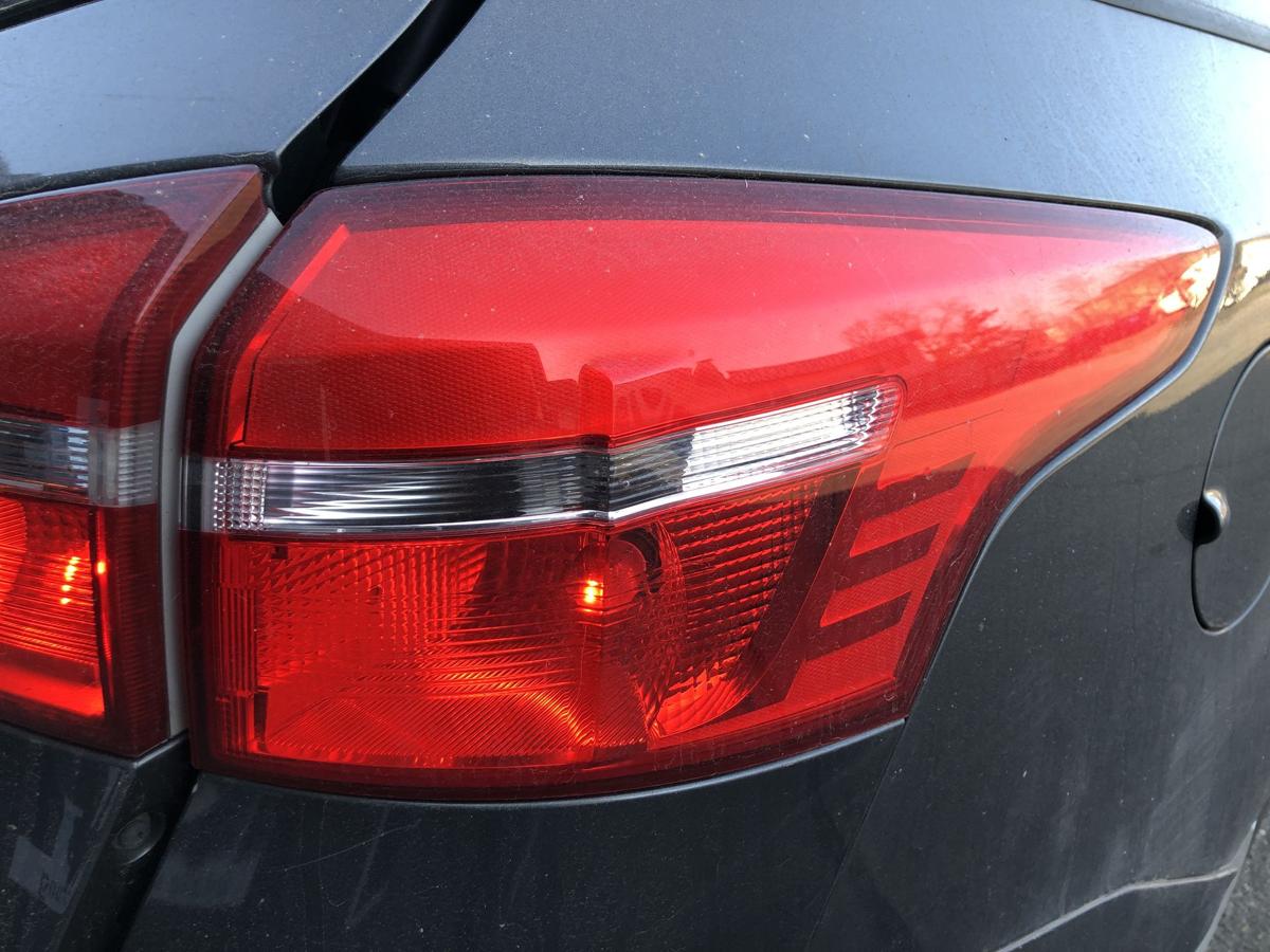 Ford Focus DYB CEW Turnier R&uuml;ckleuchte rechts au&szlig;en Ecke Facelift OHNE LED