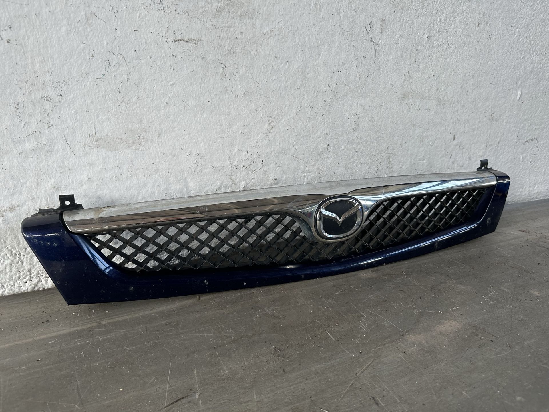 Mazda 121 JBSM Kühlergrill Frontgrill Grill ab Bj 2000