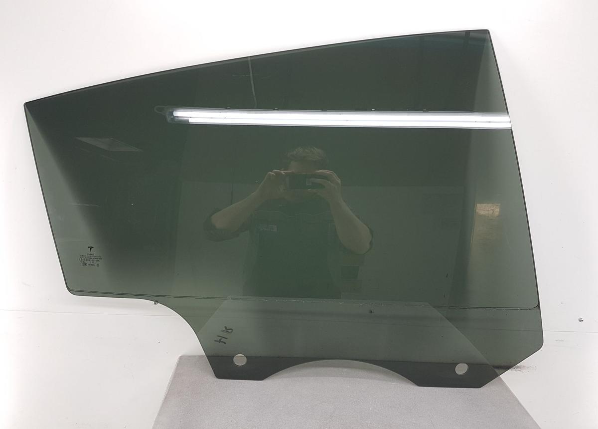 Tesla Model Y T&uuml;rscheibe hinten rechts abgedunkelt VSG Verbundglas Bj2022