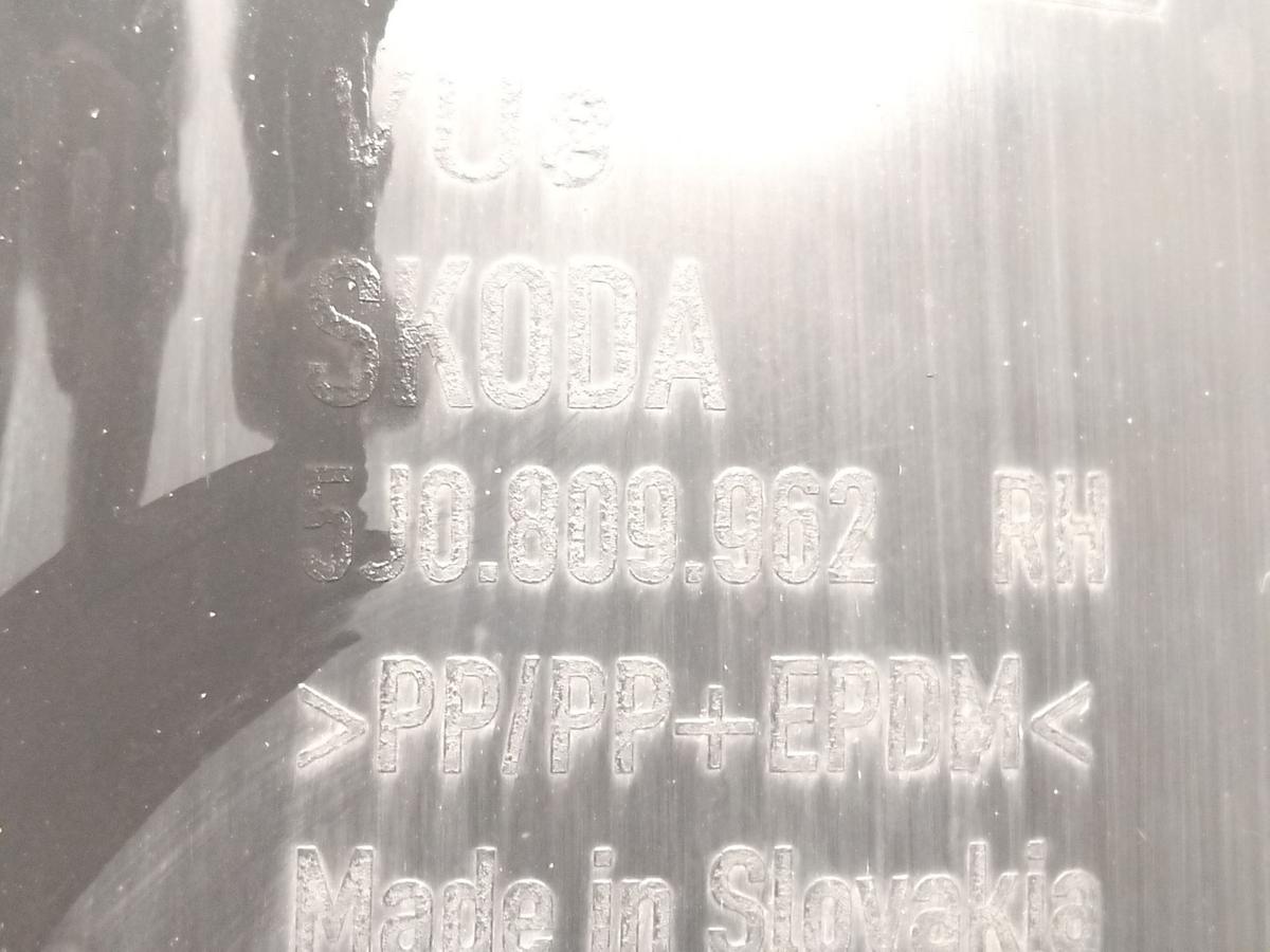 Skoda Fabia 2 5J original Radhausschale vorn rechts BJ2009