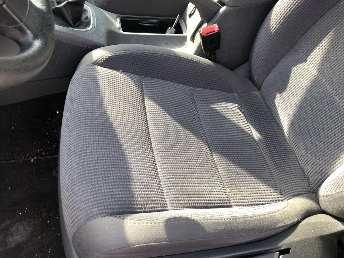 VW Jetta 1K Sitz vorn links Fahrersitz Stoff mit Heizung Autositz