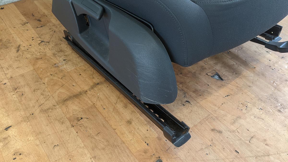 VW Golf V Beifahrersitz Sitz vorn rechts Stoff SHZ 1K4881106GD
