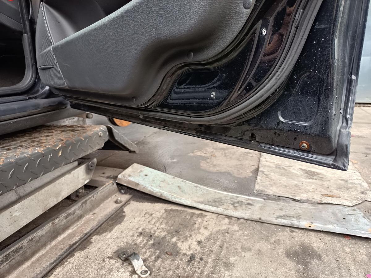 Volvo V70 II original Tür vorn rechts Beifahrer 452 Saphirschwarz Bj 2005