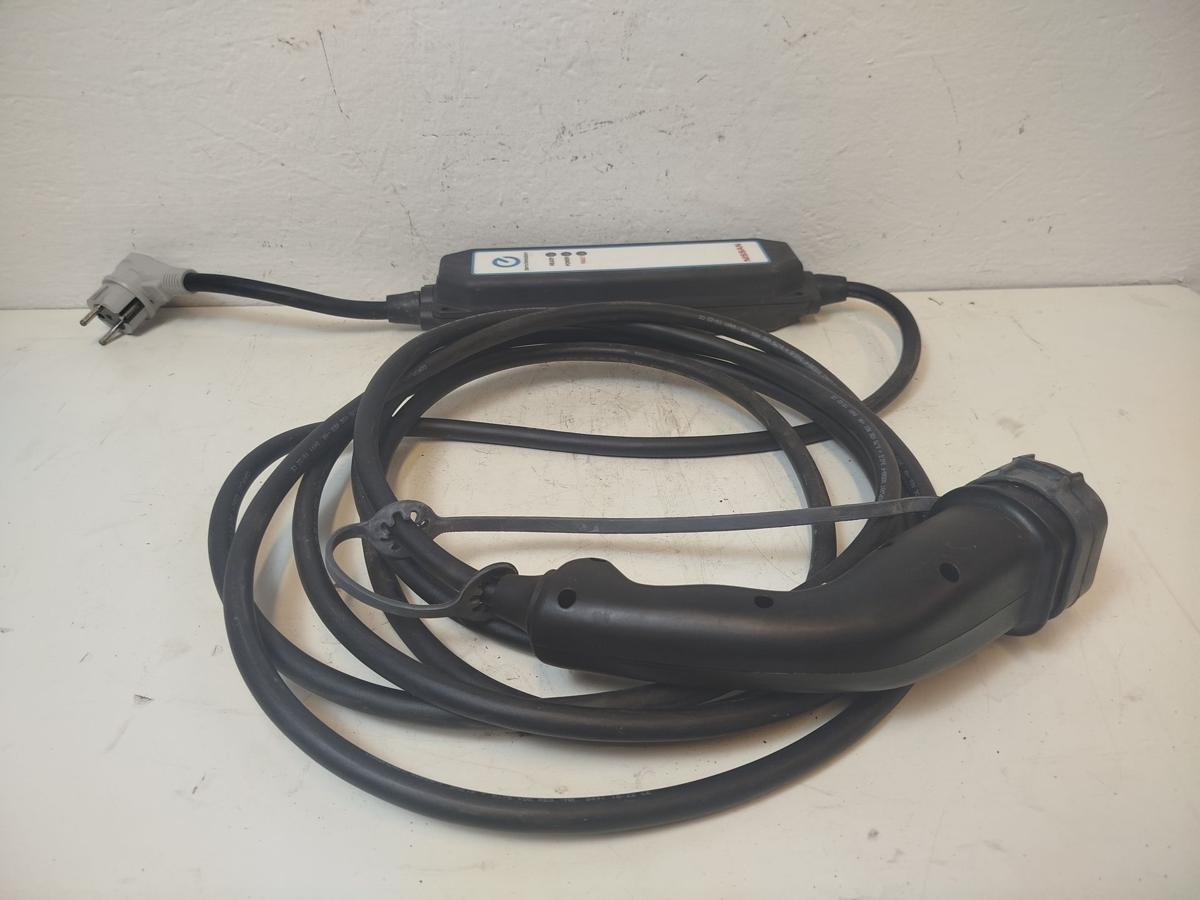 Nissan Leaf ZE1 40kWh Ladeger&auml;t Ladekabel Hochvoltbatterie 230V Hausanschluss