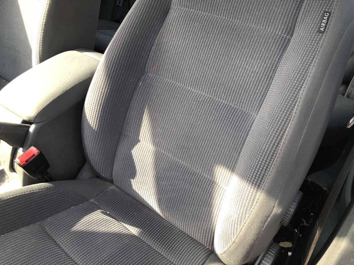 VW Jetta 1K Sitz vorn links Fahrersitz Stoff mit Heizung Autositz
