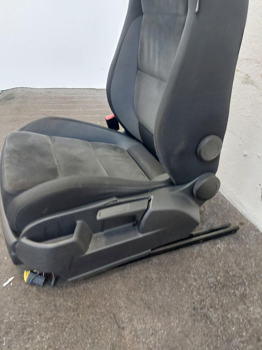 VW Golf Plus 2 II 5M Sitz vorn links Fahrersitz Stoff Alcantara mit Heizung