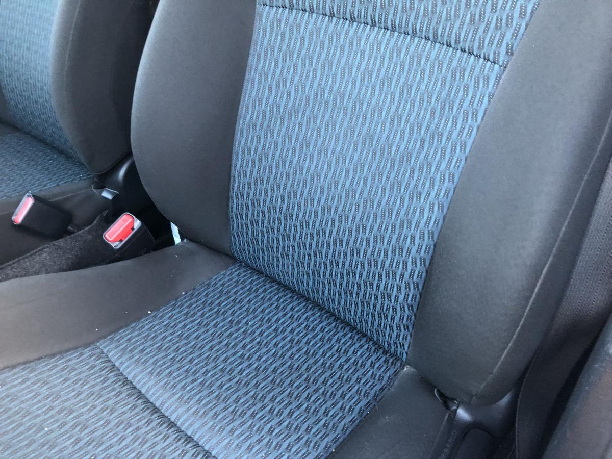 Toyota Yaris XP13 Sitz vorn links Fahrersitz Stoff nur f&uuml;r 5 t&uuml;rer Autositz