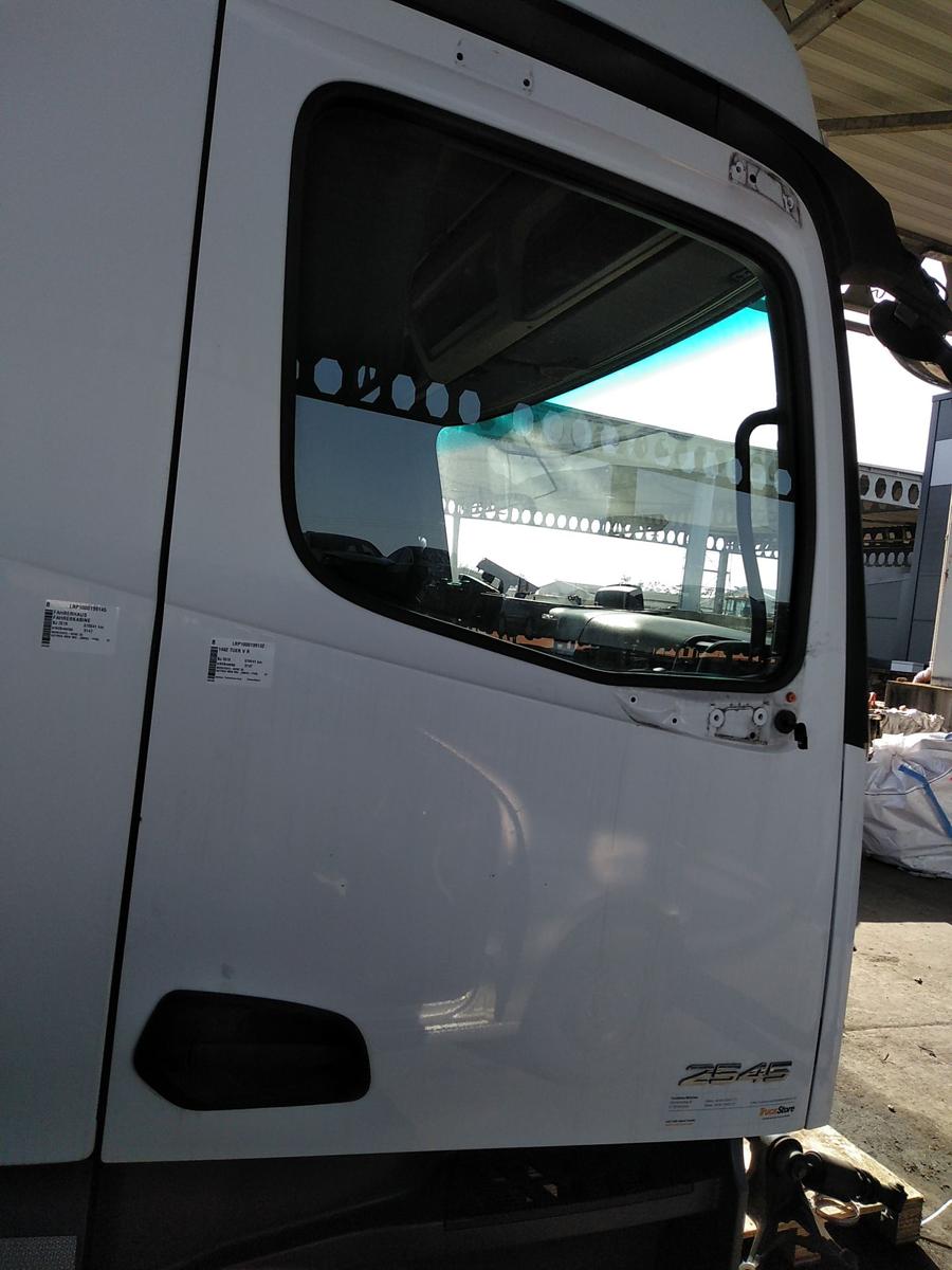 Mercedes Actros MP4 963 T&uuml;r rechts Beifahrert&uuml;r arktikweiss 9147 Bj.2018