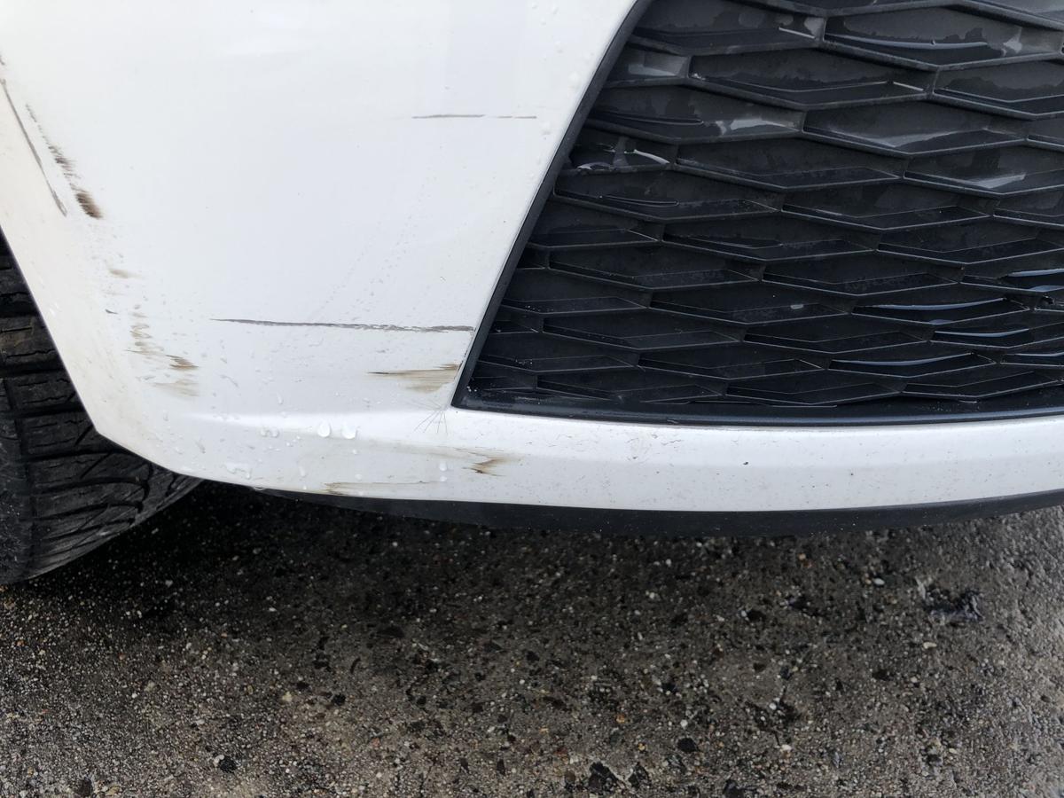 Seat Ibiza 6J Sto&szlig;f&auml;nger vorn Frontsch&uuml;rze LB9A Candywei&szlig; Kratzer rechts