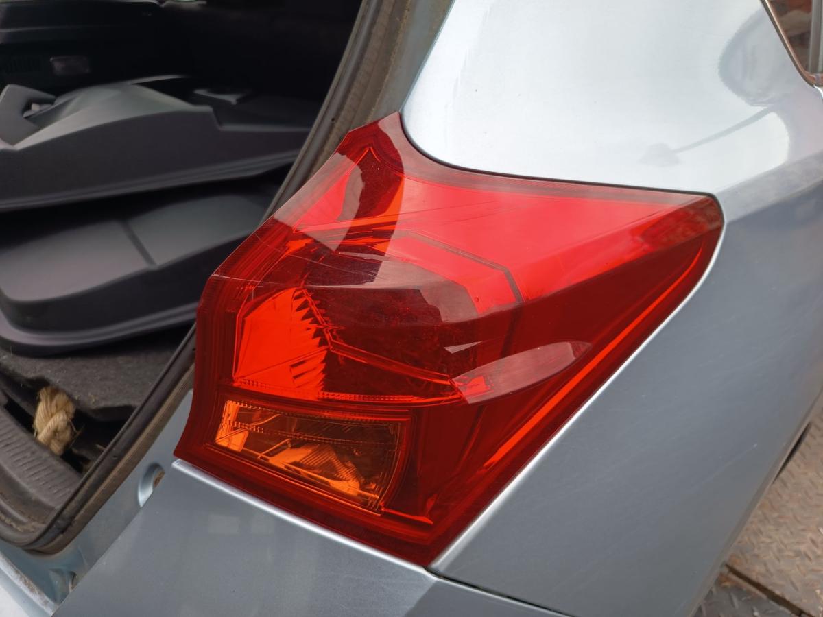Toyota Auris E18 Limo original R&uuml;ckleuchte rechts aussen Heckschlusslicht Bj2013