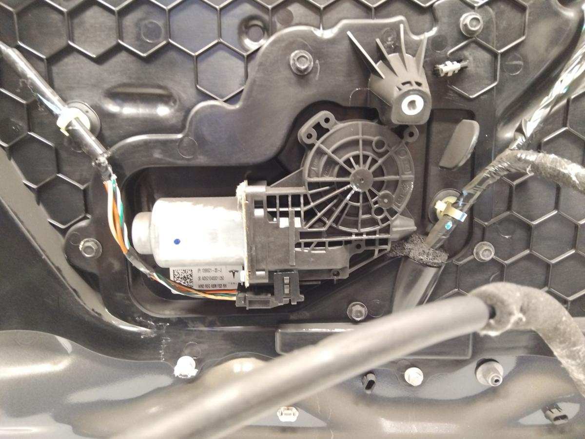 Tesla Model 3 T&uuml;r vorn rechts Beifahrert&uuml;r graumetallic PMNG steelgrey Bj.2021