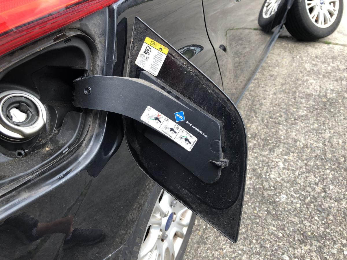 Ford Focus DYB Tankklappe Tankdeckel Tankverschluss Panther Schwarz 5Trg