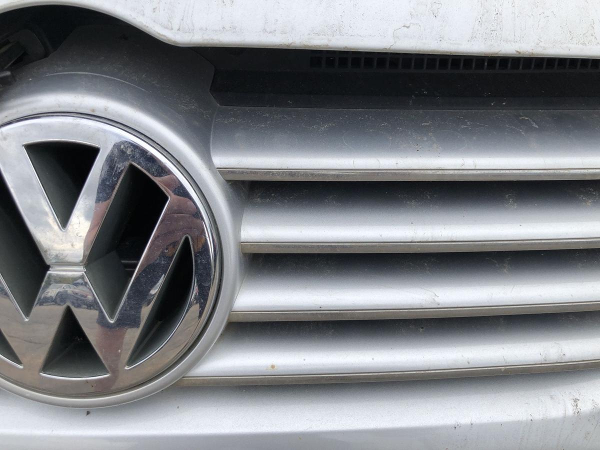 VW Bora 1J Grill K&uuml;hlergrill Frontgrill mit Logo und Chromleiste Highline
