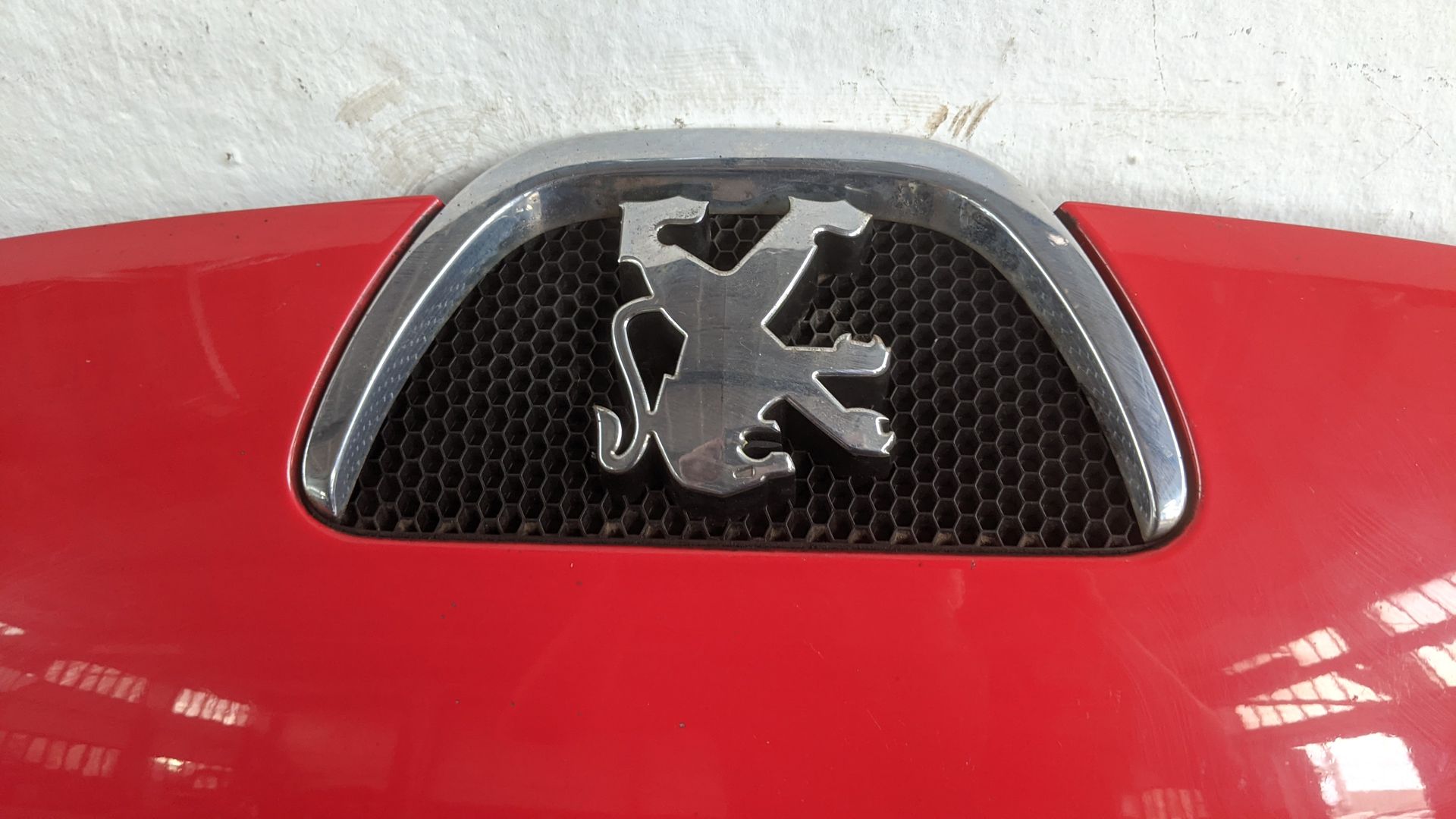 Peugeot 107 P Motorhaube Klappe Deckel vorn beschädigt KJH - Rot