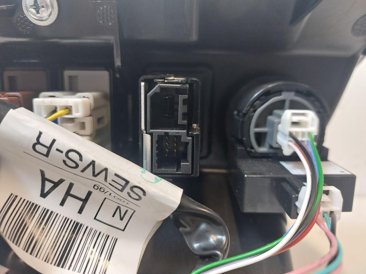 Nissan Leaf ZE1 40kWh Verkleidung Schaltkulisse mit diversen Schaltern Tastern