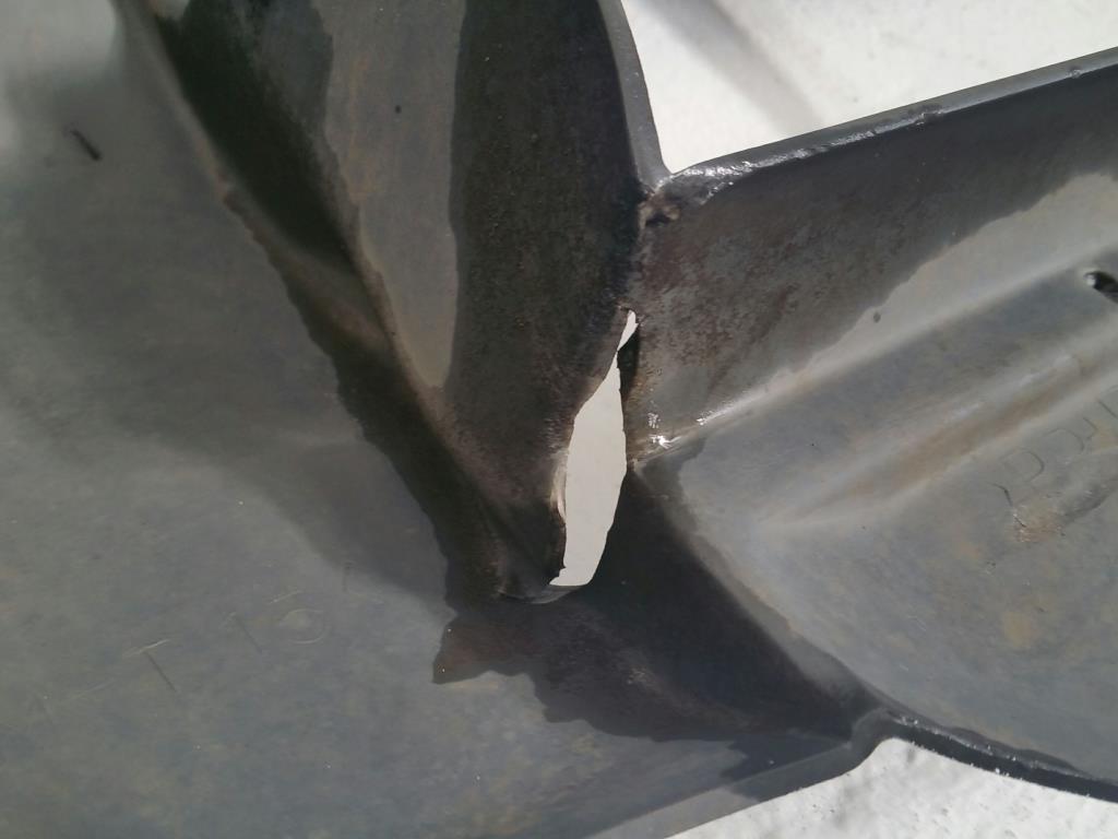 Nissan X-Trail T30 Bj.03 Sto&szlig;f&auml;nger vorn m. Grill !!BESCH&Auml;DIGT!!