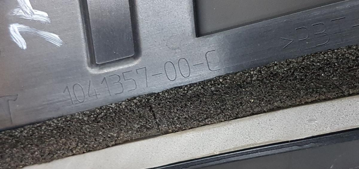 Tesla Model X Verkleidung B- S&auml;ule hinten links au&szlig;en Bj2022 1041357-00-C