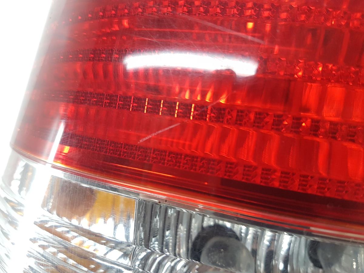 Kia Carnival Rückleuchte Rücklicht links in rot weiss Bj2005 Modell ab2002