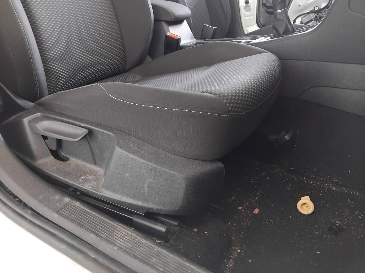 VW Golf 7 orig Sitz vorn rechts Beifahrersitz Stoff dunkelgrau 5t&uuml;rig BJ2019