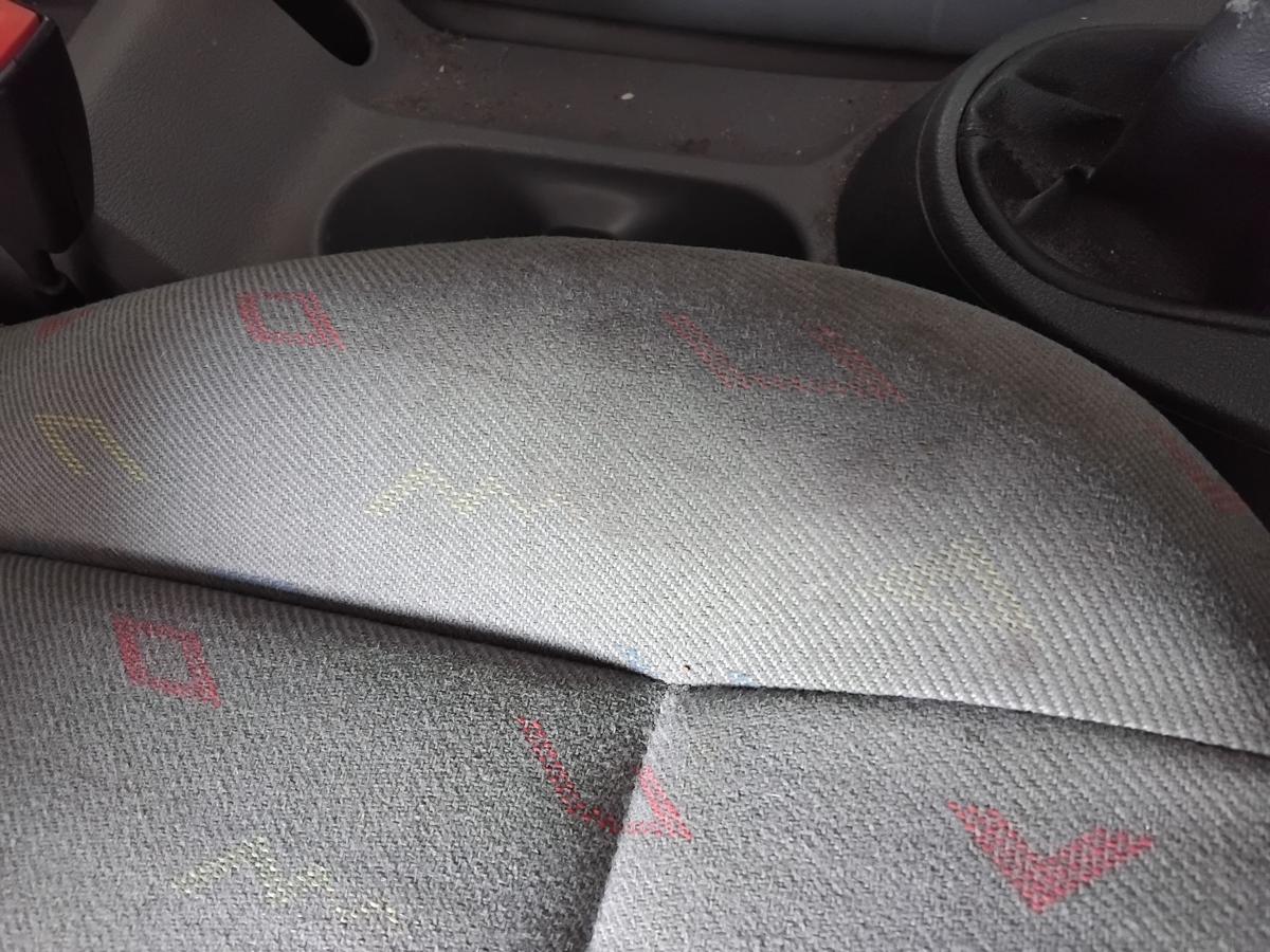 VW Caddy 2K orig Sitz vorn rechts Beifahrersitz Stoff hellgrau mit Muster BJ2005