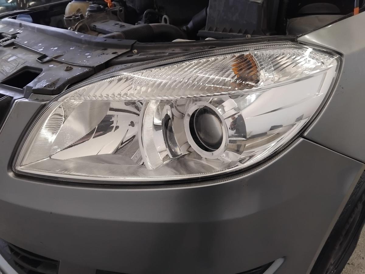 Skoda Fabia 2 5J Facelift original Scheinwerfer links Halogen Ellipsoid BJ2013