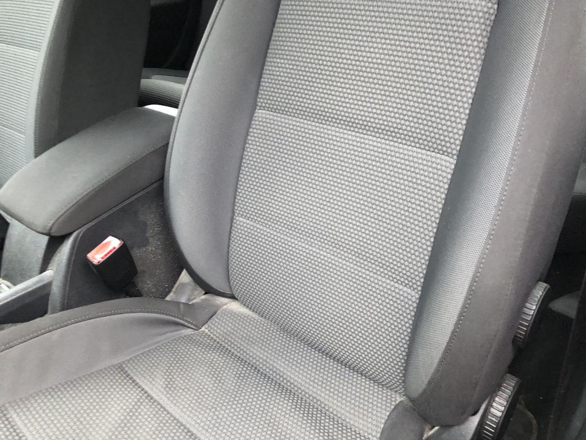 VW Golf 6 VI Variant Sitz vorne links Fahrersitz Stoff