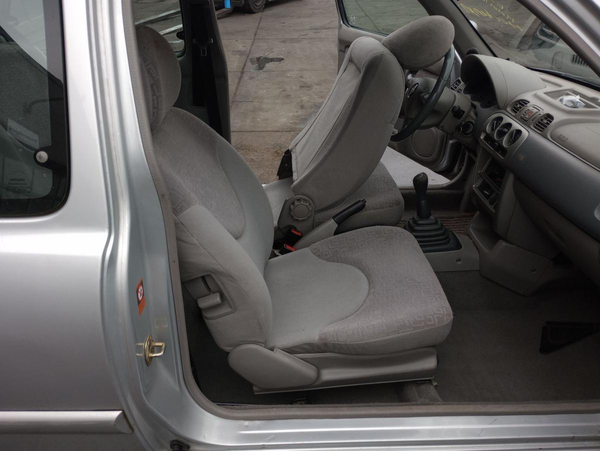 Nissan Micra K11 3trg orig Sitz vorn rechts Beifahrer Stoff hellgrau Airbag Bj01