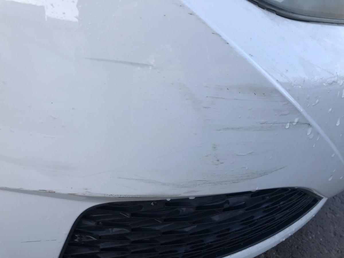 Seat Ibiza 6J Sto&szlig;f&auml;nger vorn Frontsch&uuml;rze LB9A Candywei&szlig; Kratzer rechts