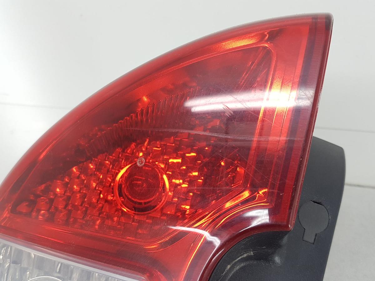 Kia Carens III R&uuml;ckleuchte R&uuml;cklicht links in rot weiss Bj2007