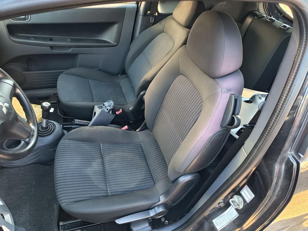 Mitsubishi Colt Z30 original Fahrersitz vorn links Stoff anthrazit Bj 2004