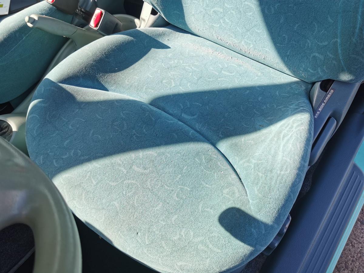 Toyota Yaris XP10 Fahrersitz Sitz Autositz vorn links 3 Türer Velour
