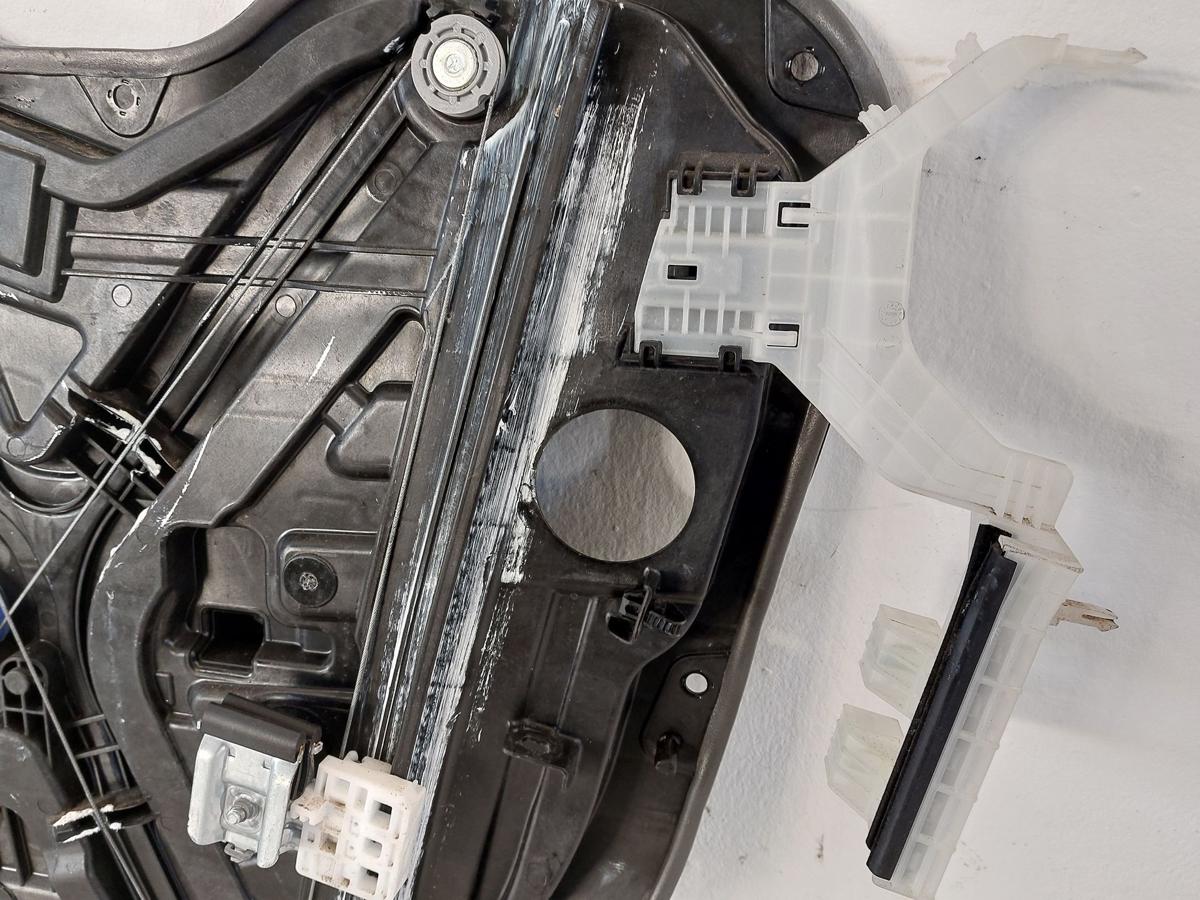 Hyundai i30 PD Mild Hybrid Fensterheber vorn links auf Grundplatte Fahrerseite