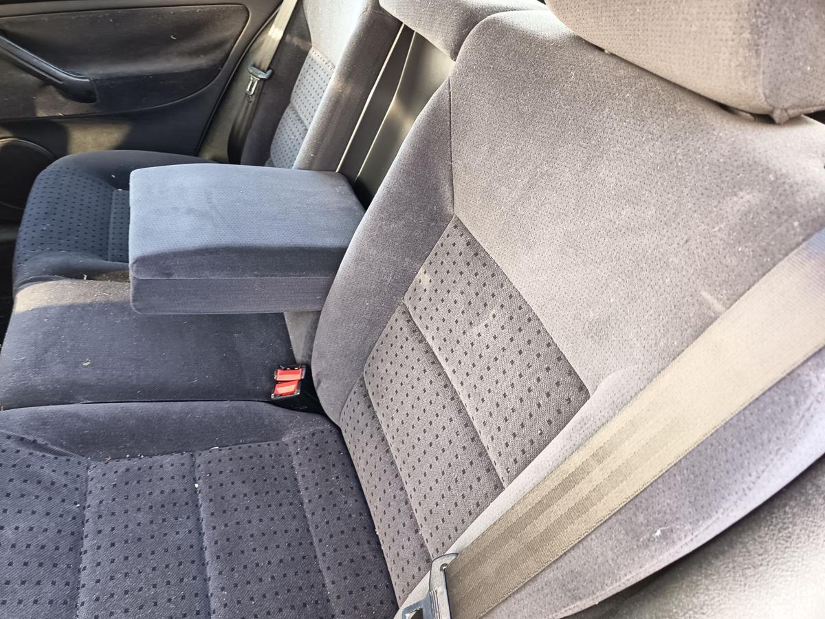 VW Golf IV Limo original R&uuml;cksitzbank geteilt Armlehne Stoff schwarz Bj 1999