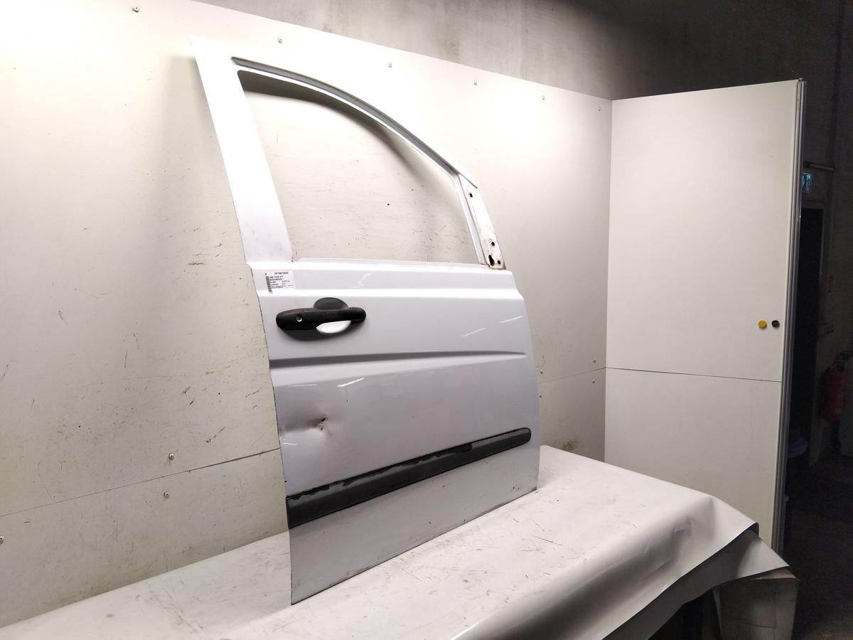 Mercedes Benz Vito 639 T&uuml;r vorn rechts Beifahrert&uuml;r besch&auml;digt Bj.2004 arktikwei&szlig; 9147